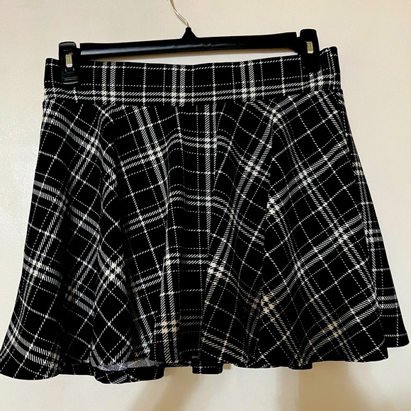 Juniors xl skirt with hidden shorts underneath - Picture 1 of 4